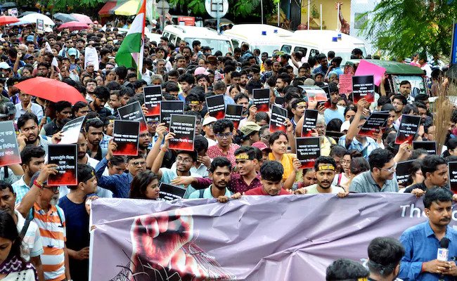 Protesting Doctors Urge Presidential and PM Intervention Amid Stalemate with Mamata Banerjee